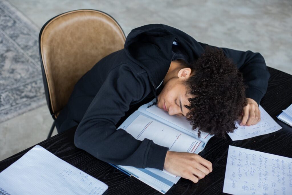 بی خوابی تأثیر منفی بر امتحانات دانش‌آموزان دارد
